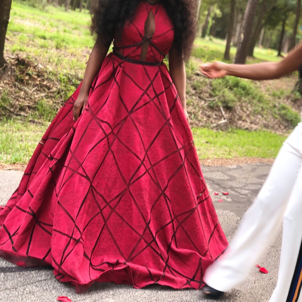 Elegant gown - Picture 3 of 6